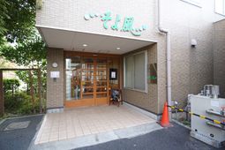 明るいエントランスの外観