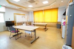 機能訓練用の明るい部屋