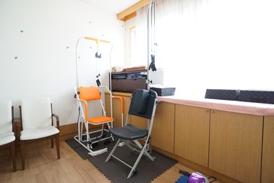 機能訓練機器と椅子