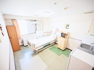 居室のベッドと洗面台  
