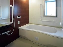 手すり付きの快適浴室