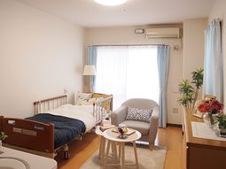 明るい個室の居室