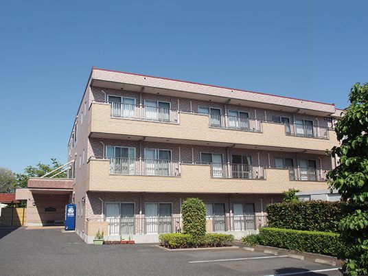 明るい建物の外観