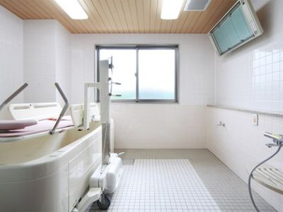 広々とした清潔な浴室