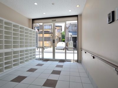 明るいエントランス風景