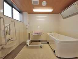 清潔感あるバリアフリー浴室