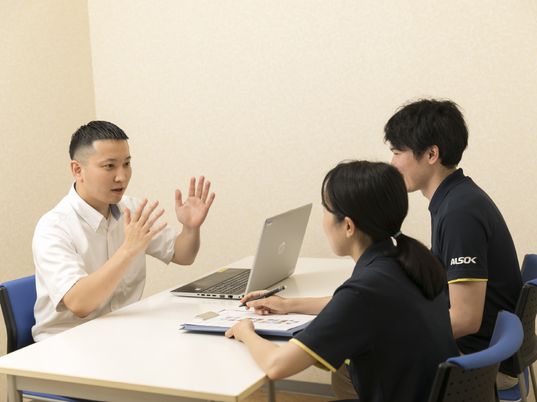 会議中のスタッフ三名