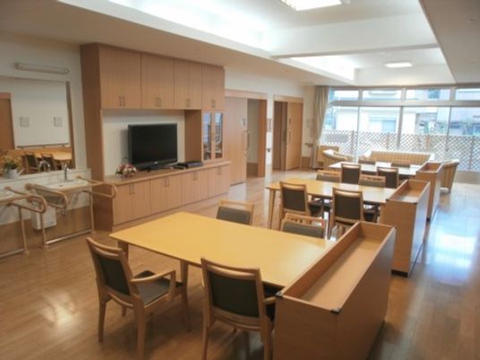 広々とした明るい食堂