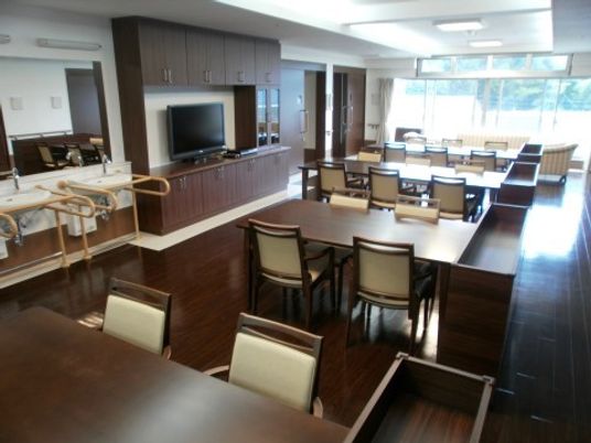 広々とした明るい食堂