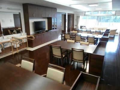 広々とした明るい食堂