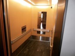 清潔感あるエレベーター室内