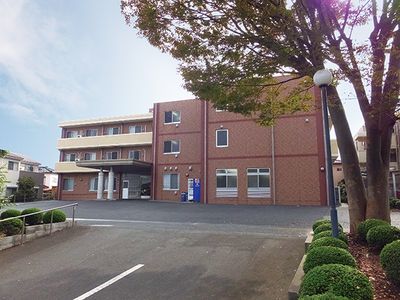 赤茶色の建物と駐車場