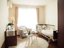 明るい個室の居室