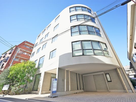 白い外観の建物  