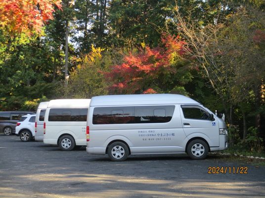 送迎車が並ぶ駐車場  