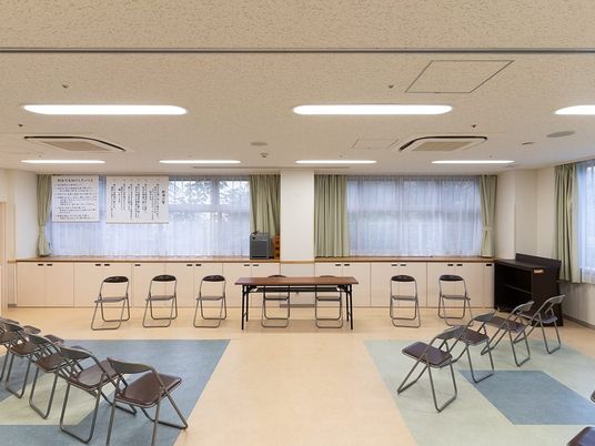 椅子が並ぶ多目的室  