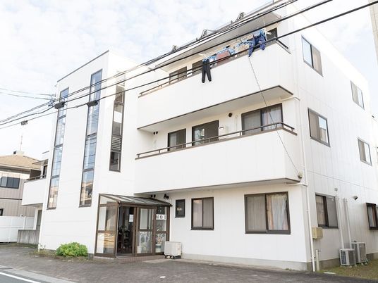 白い建物の外観  