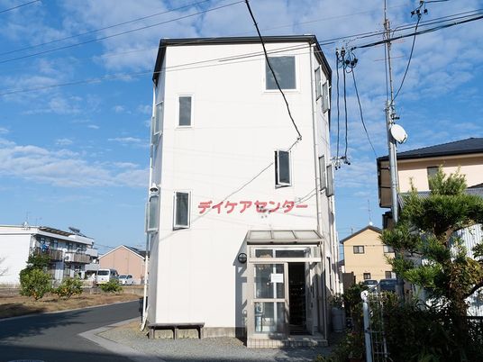 白い建物の外観  
