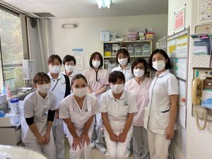 笑顔のスタッフが並ぶ休憩室  