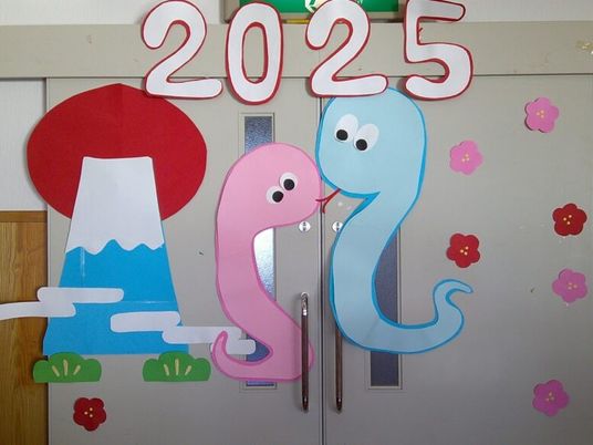 2025年の飾り付き扉  