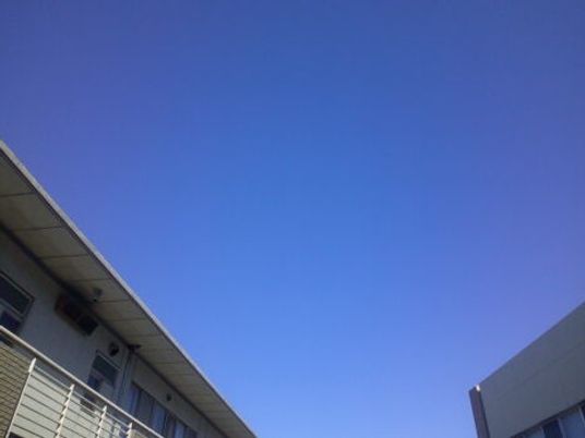 青空と建物外観  