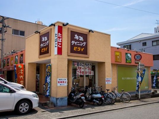 施設外観の店舗前  