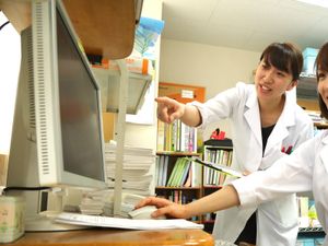 スタッフが案内するフロント  