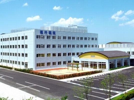 病院風の建物外観  