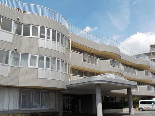 曲線外観の建物正面  