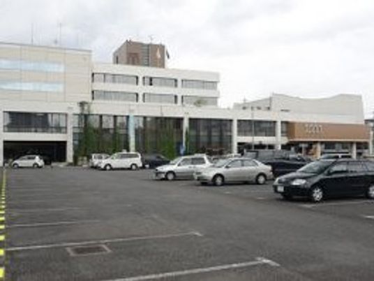 施設の外観と駐車場  