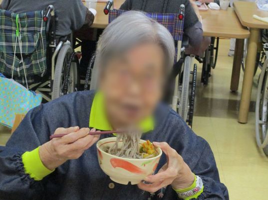 利用者が食事を楽しむ様子