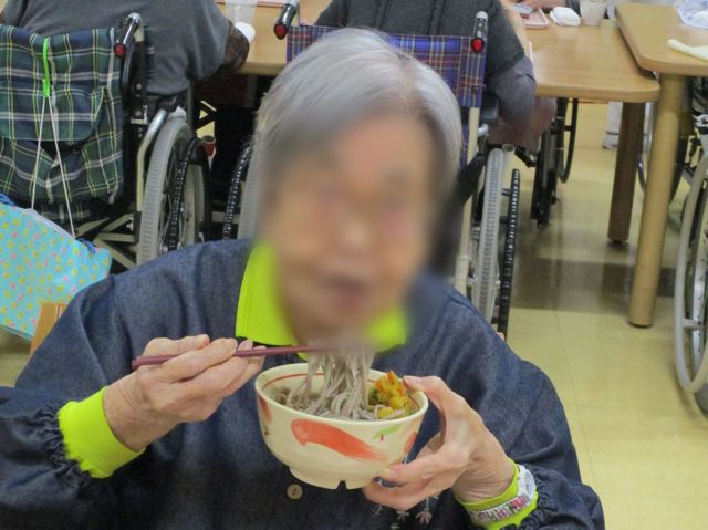 利用者が食事を楽しむ様子