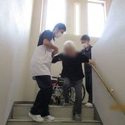 階段を降りる様子