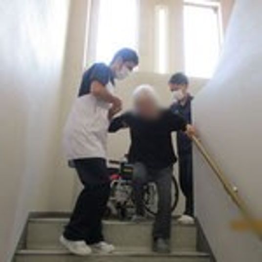 階段を降りる様子