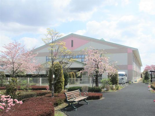 桜の咲く庭の外観
