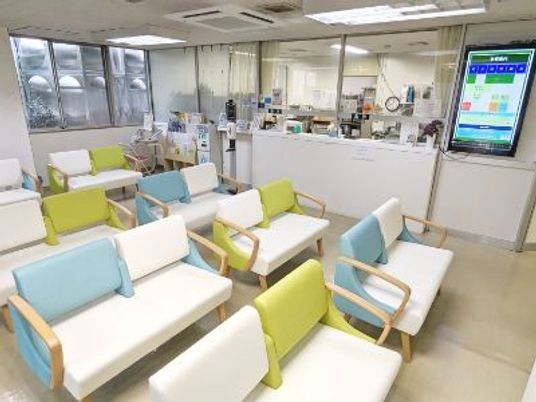待合椅子並ぶ受付前の空間  