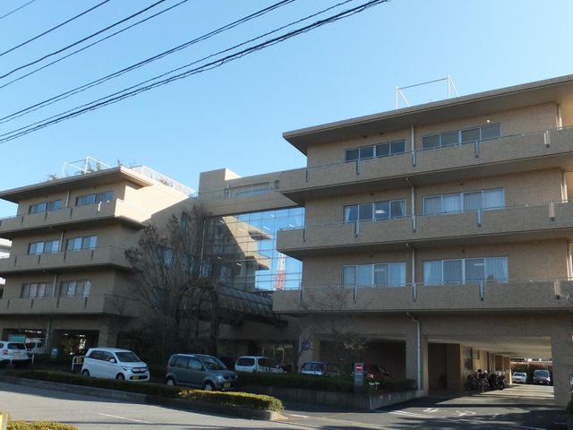 収納施設の外観 外観 広々とした駐車スペースを備えた施設で、多くの車が停められます。明るい空の下、安心して働ける環境です。