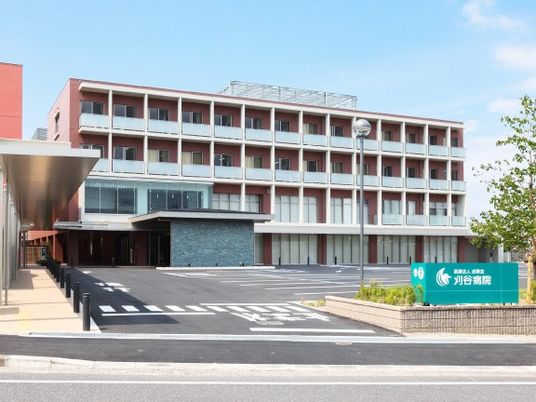 明るい外観の建物前  