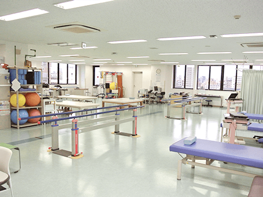 機能訓練室の明るい空間  
