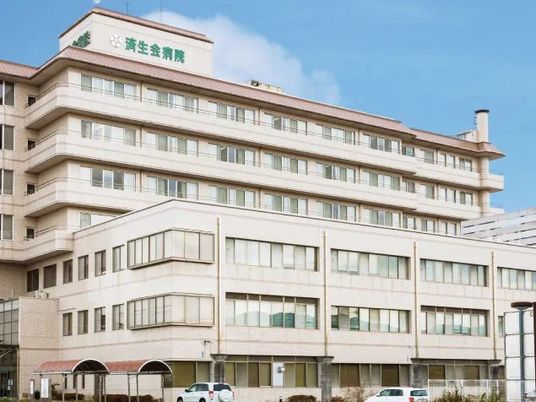 白い建物の外観  