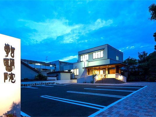 夕景の施設外観  