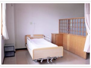 シンプルな居室のベッド  