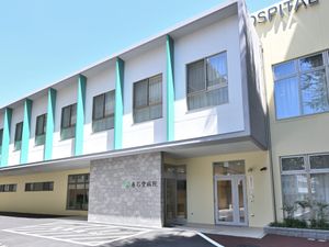 明るい外観の建物