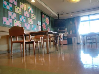 壁に掲示物があるラウンジ