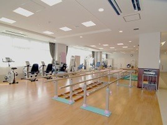 明るい機能訓練室の様子