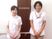職員2名が立つ廊下  