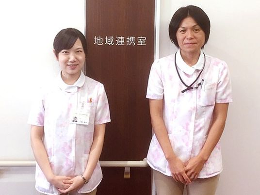 職員2名が立つ廊下  