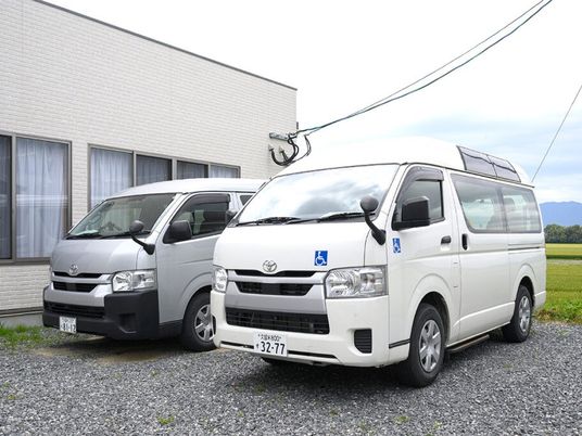 送迎車が並ぶ外観  
