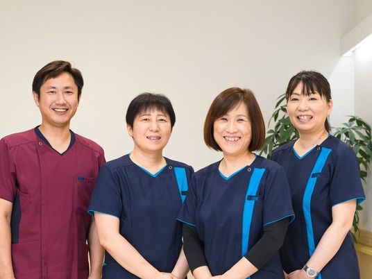 笑顔の職員集合  
