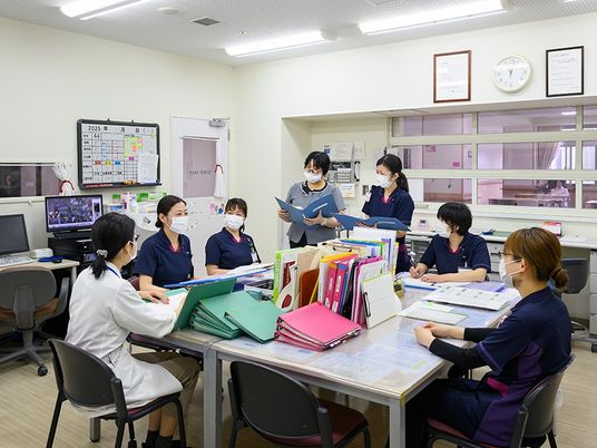 職員が集まる会議室  
